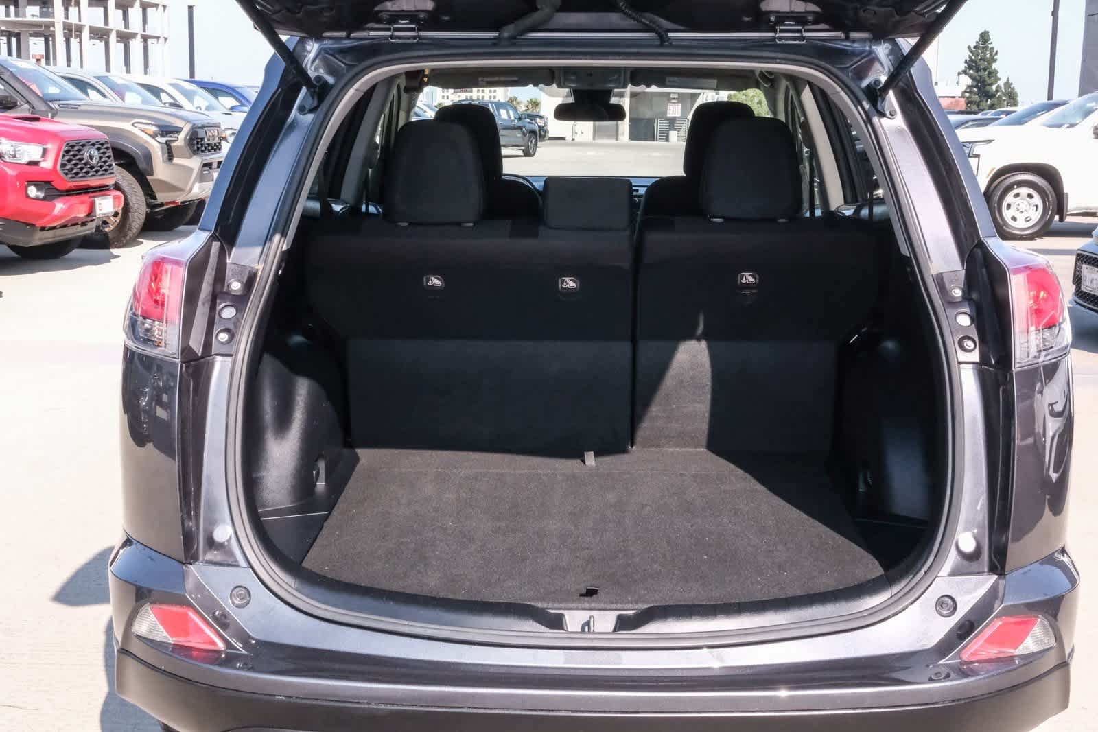 Thumbnail: 2018 Toyota RAV4 - 21
