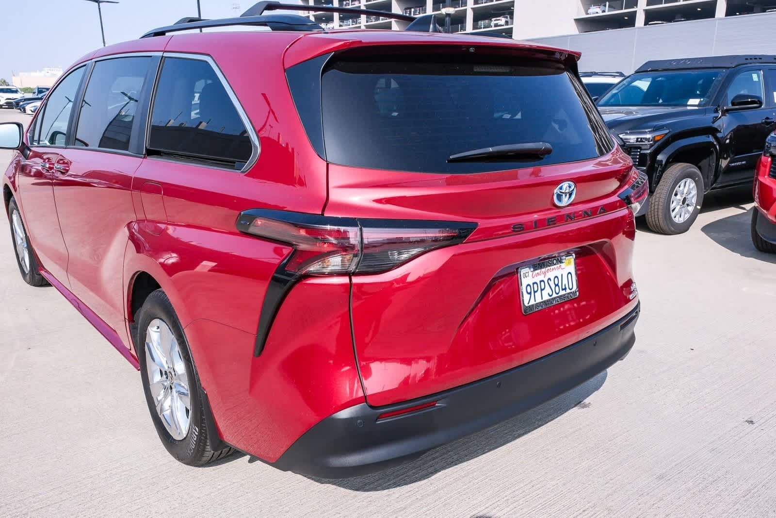 Thumbnail: 2024 Toyota Sienna - 8