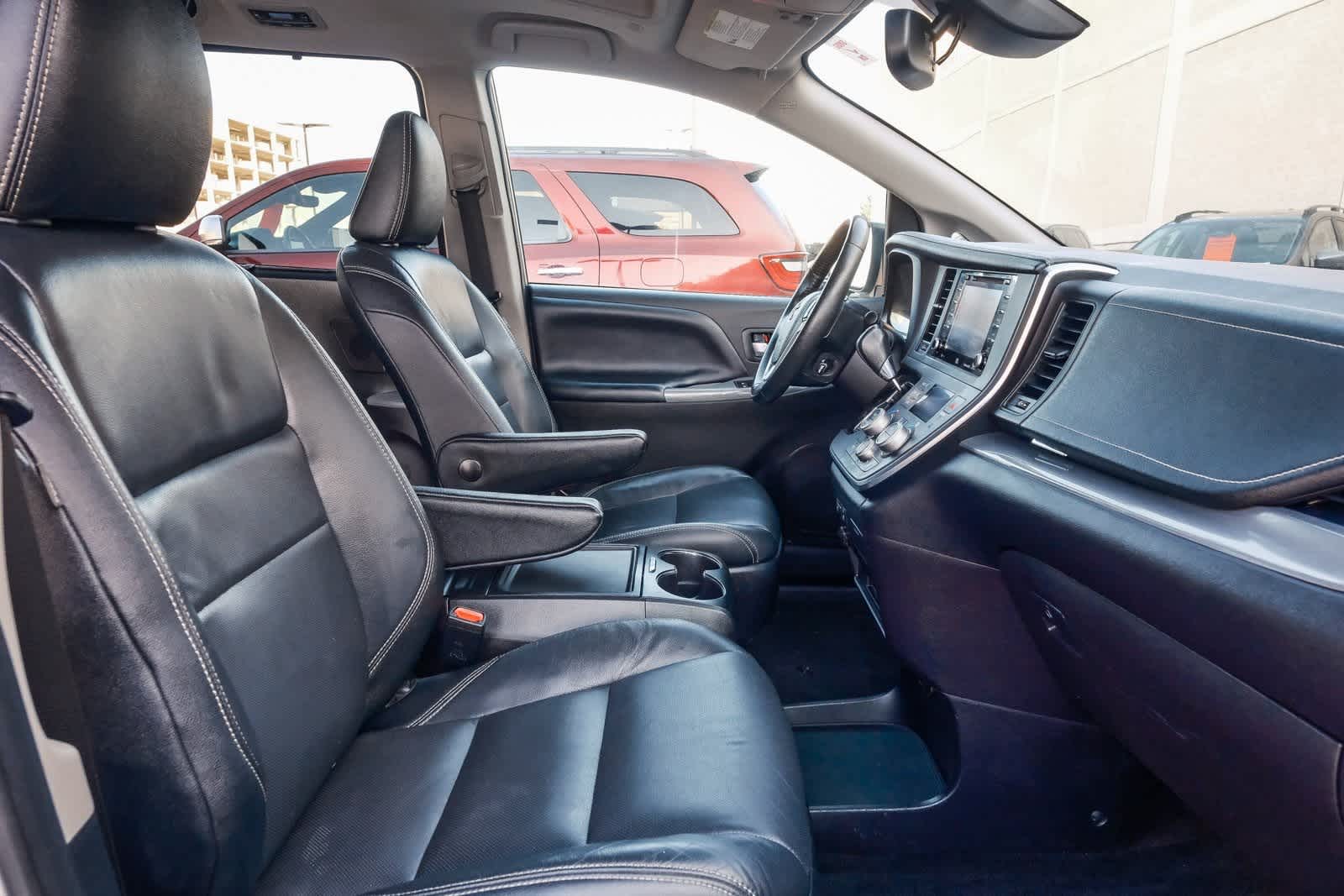 Thumbnail: 2019 Toyota Sienna - 18