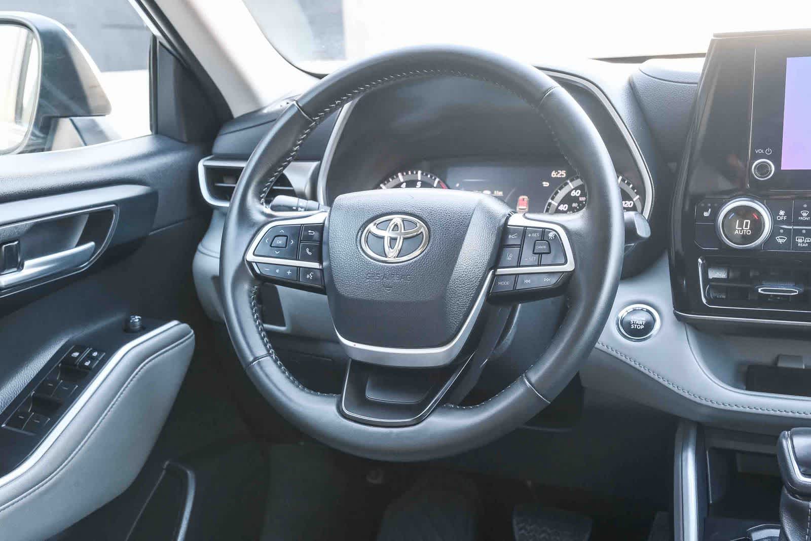 Thumbnail: 2023 Toyota Highlander - 17
