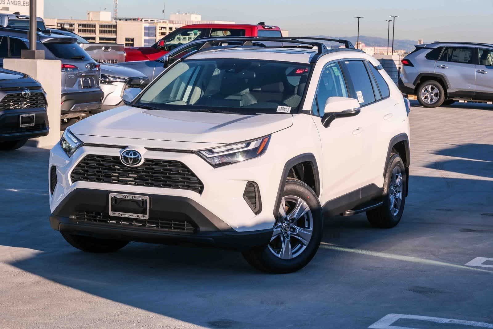 2025 Toyota RAV4 XLE's photo