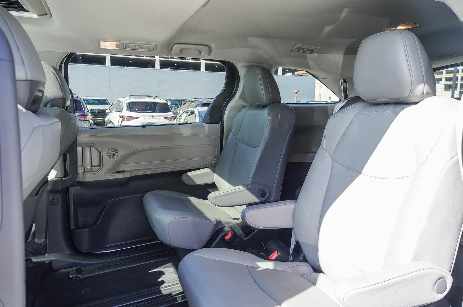 2023 Toyota Sienna XLE 17