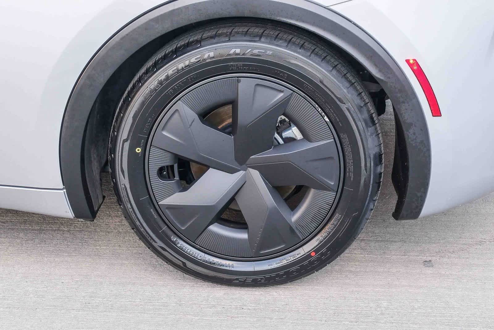 Thumbnail: 2024 Toyota Prius - 9