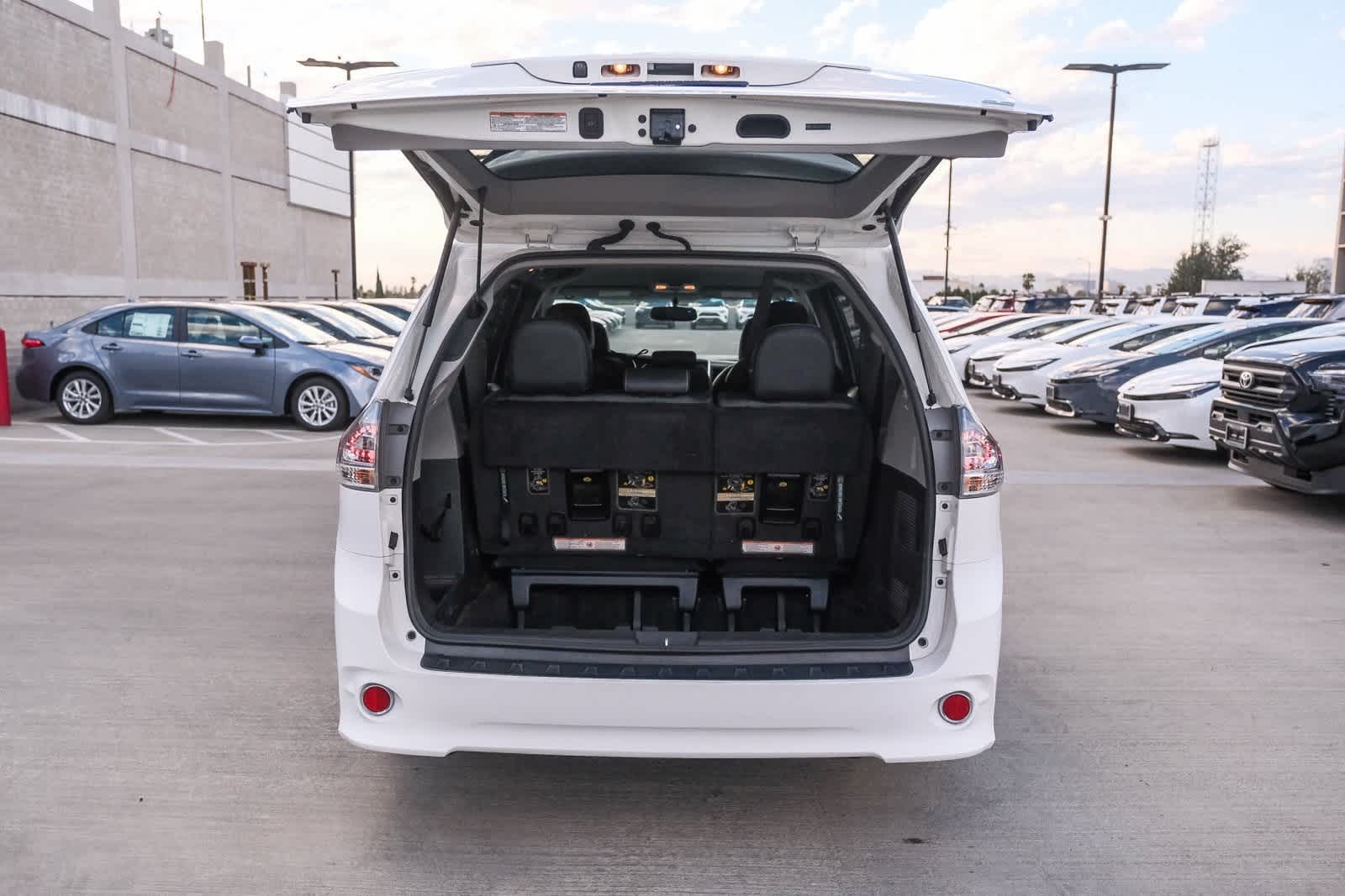 Thumbnail: 2015 Toyota Sienna - 26