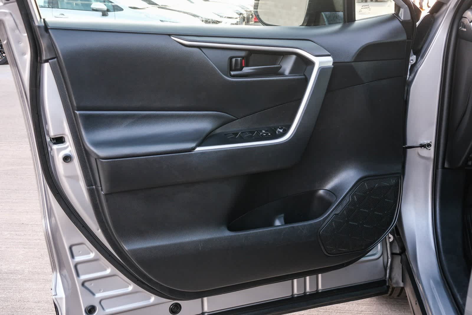 Thumbnail: 2020 Toyota RAV4 - 23