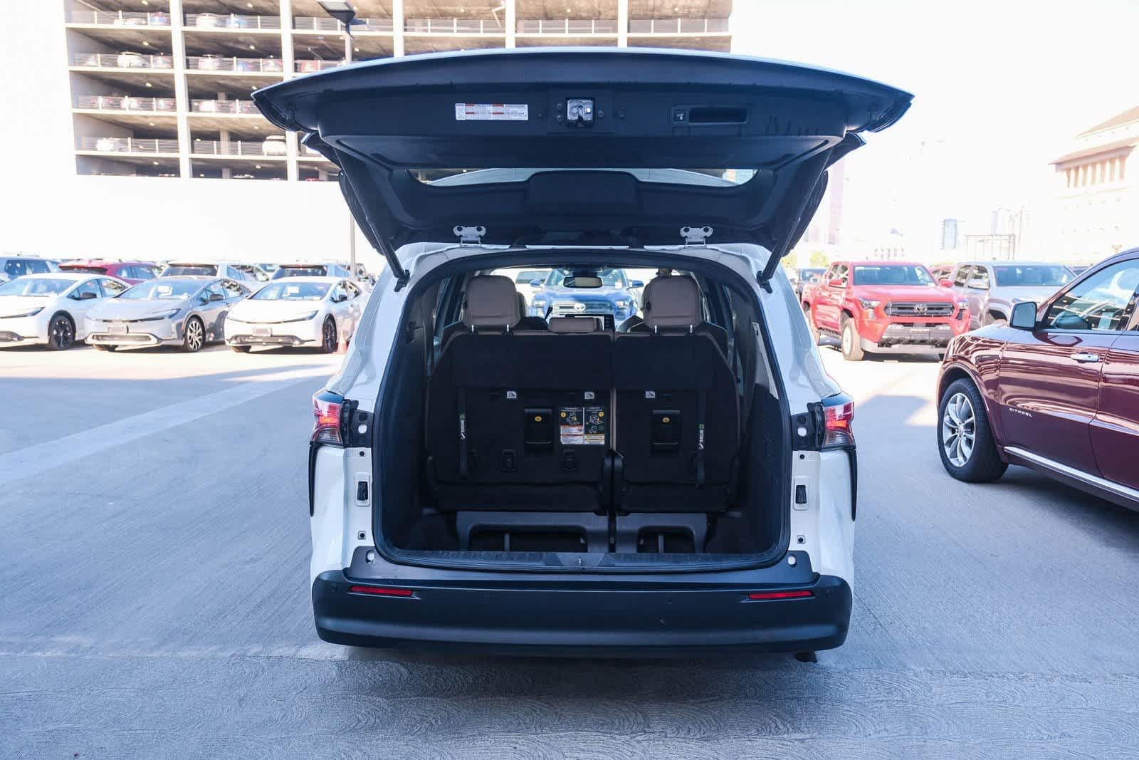 Thumbnail: 2021 Toyota Sienna - 28