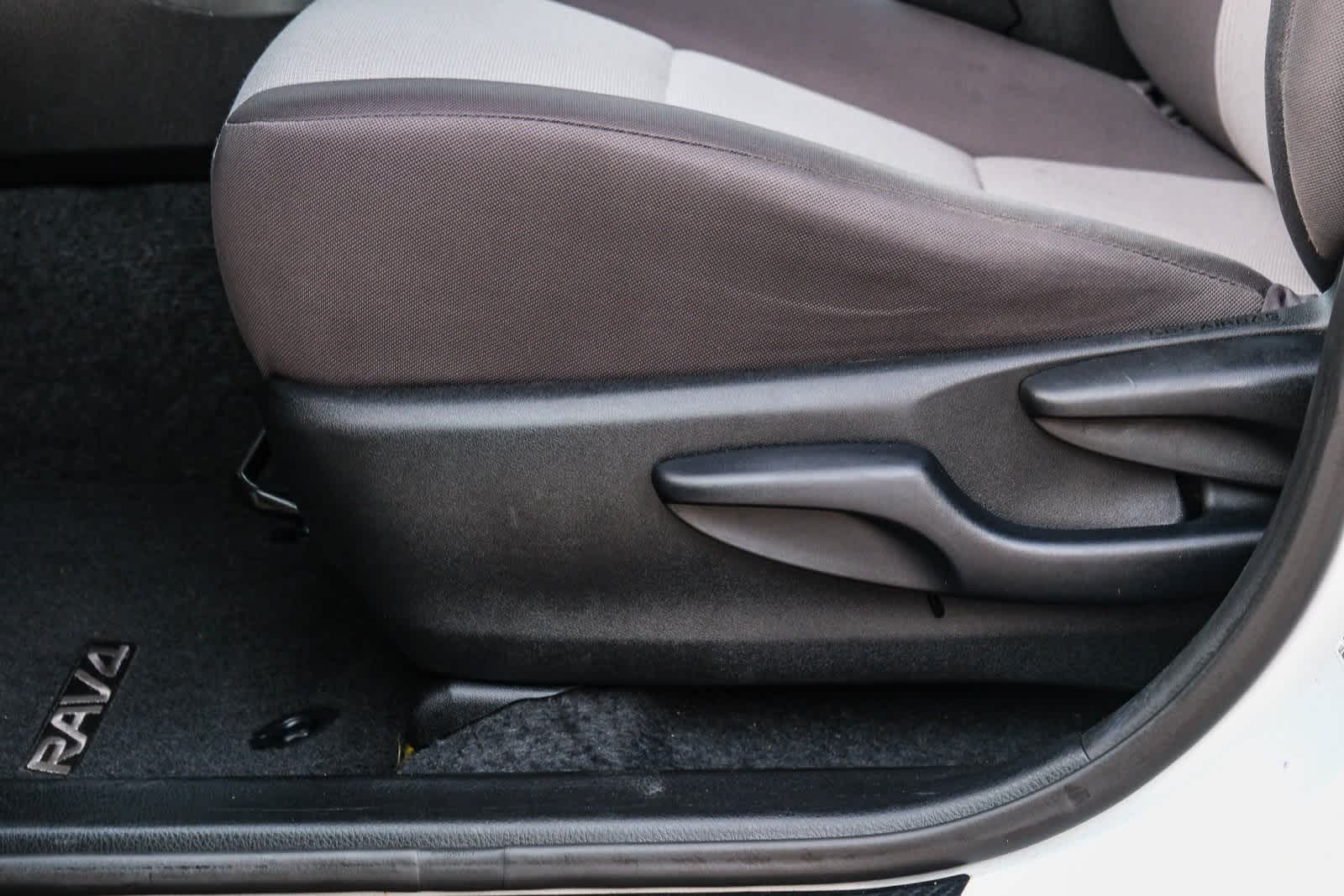 Thumbnail: 2015 Toyota RAV4 - 24