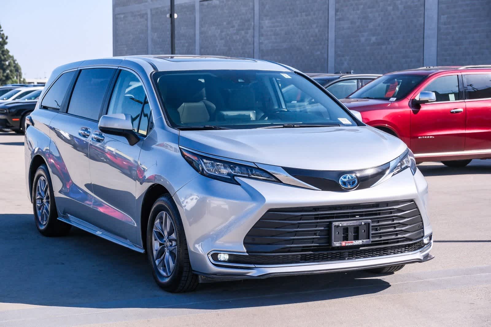 Thumbnail: 2022 Toyota Sienna - 3