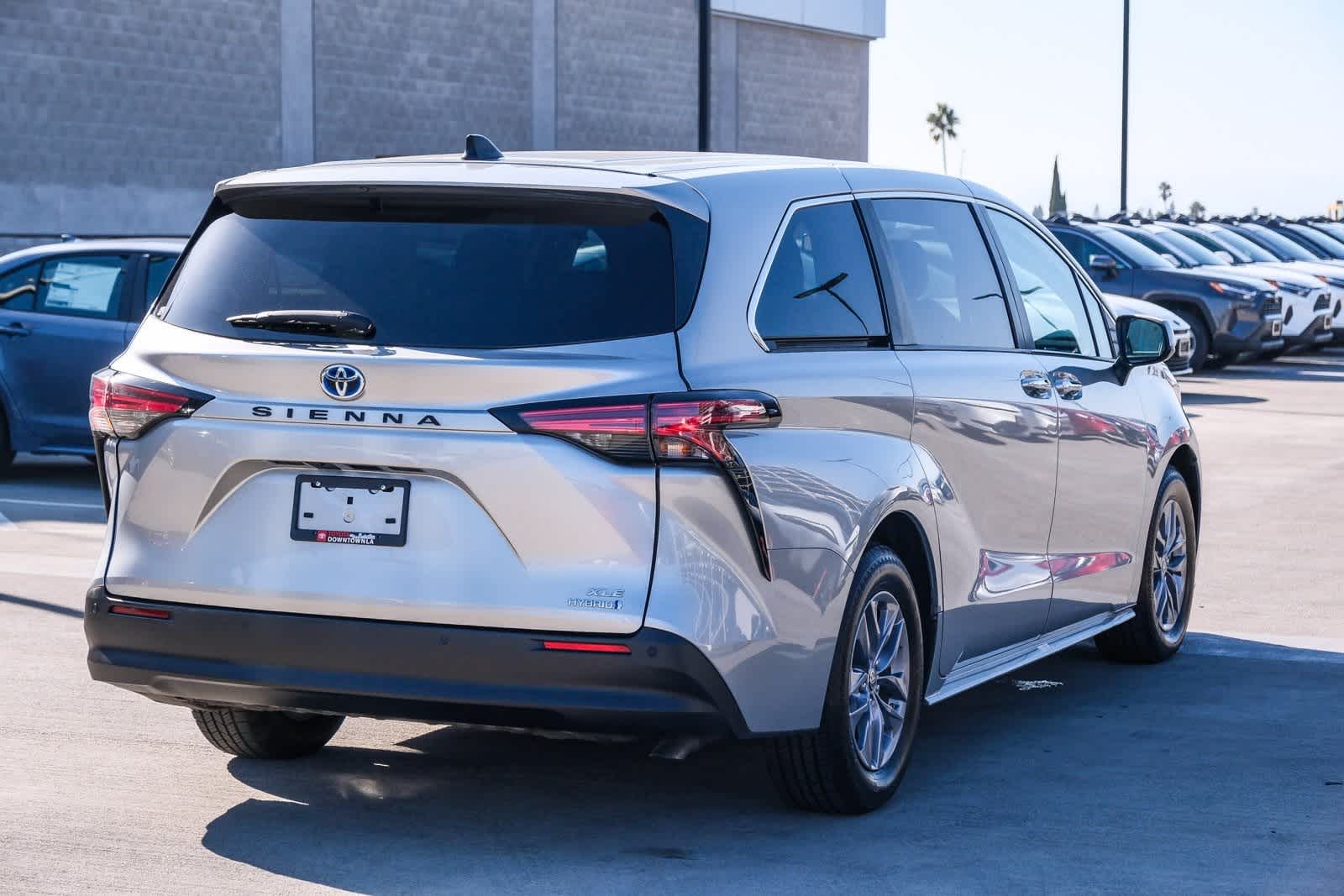 Thumbnail: 2022 Toyota Sienna - 4