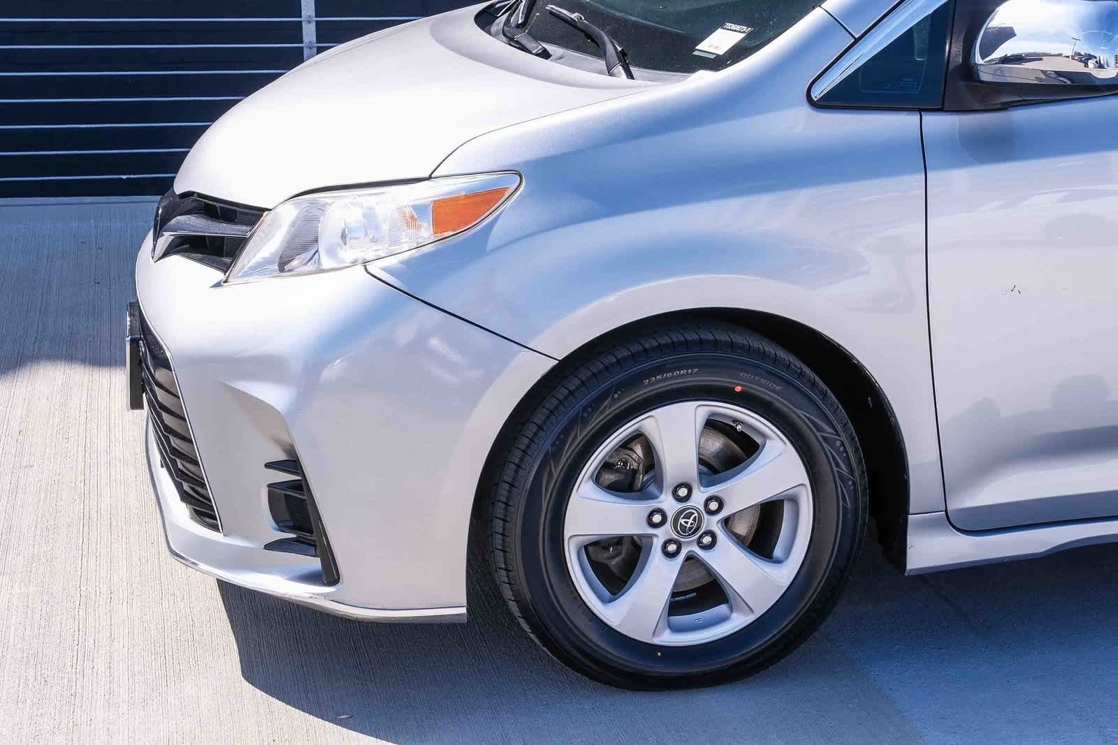 Thumbnail: 2019 Toyota Sienna - 12