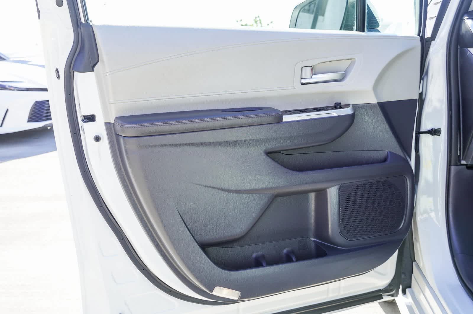 2023 Toyota Sienna XLE 22