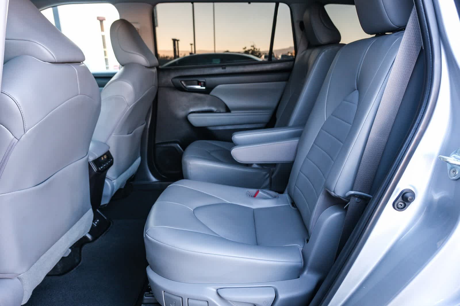 Thumbnail: 2023 Toyota Highlander - 18