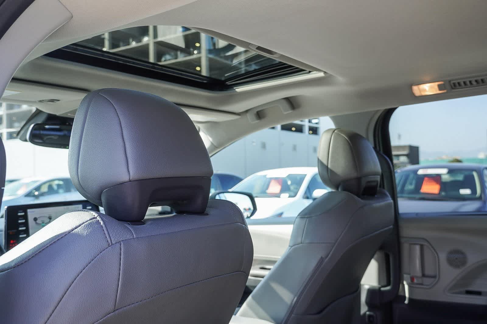 2023 Toyota Sienna XLE 18
