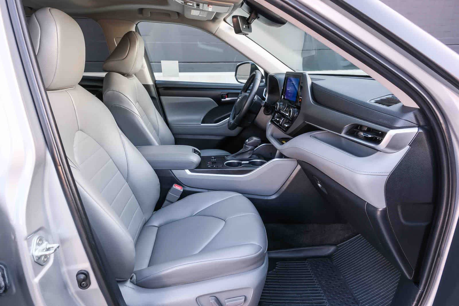 Thumbnail: 2023 Toyota Highlander - 18