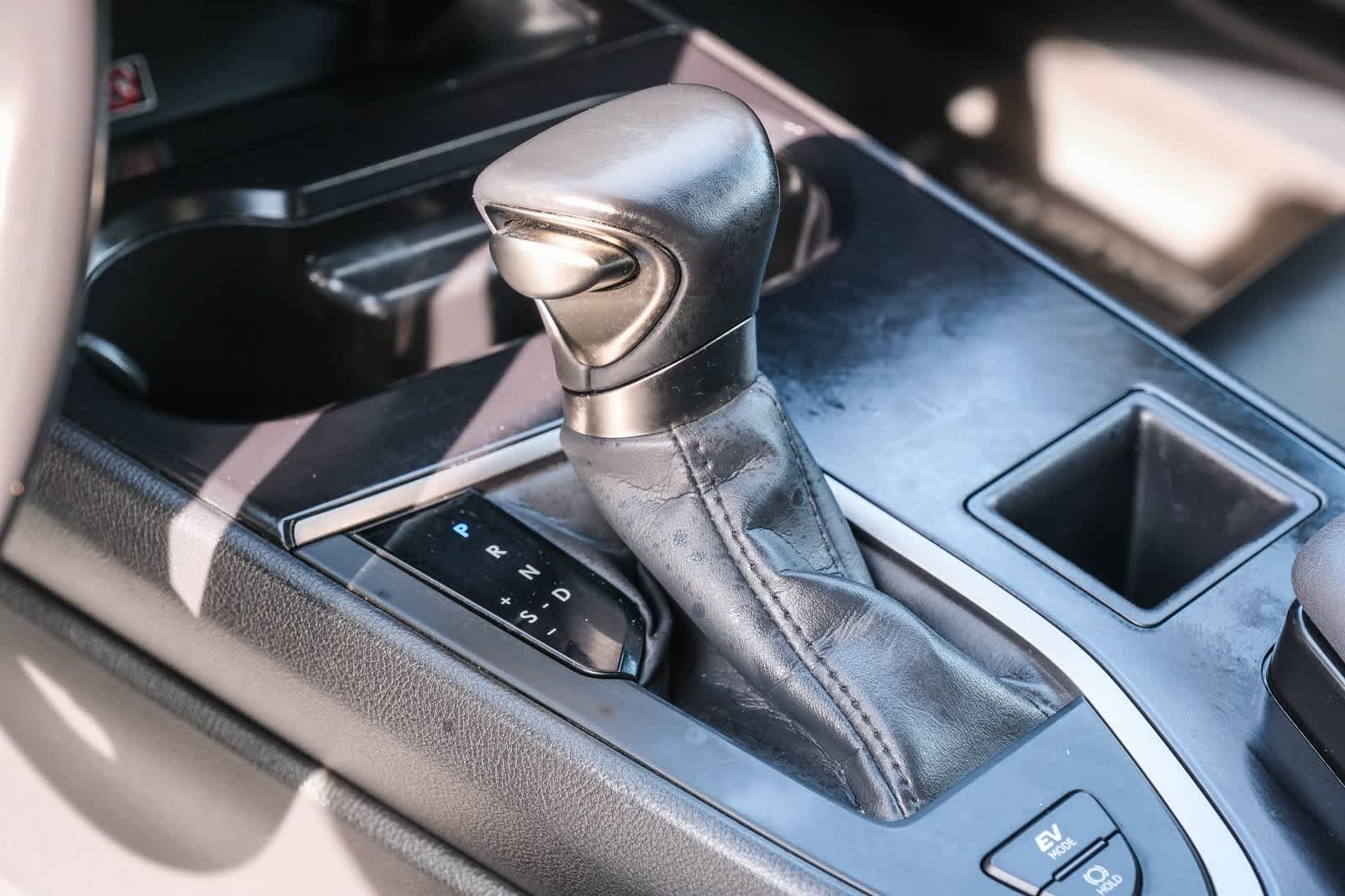 Thumbnail: 2024 Lexus UX - 18