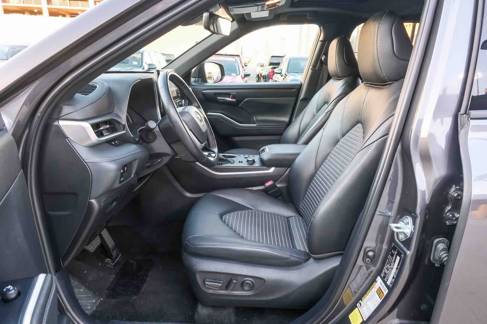 Thumbnail: 2025 Toyota Highlander - 18