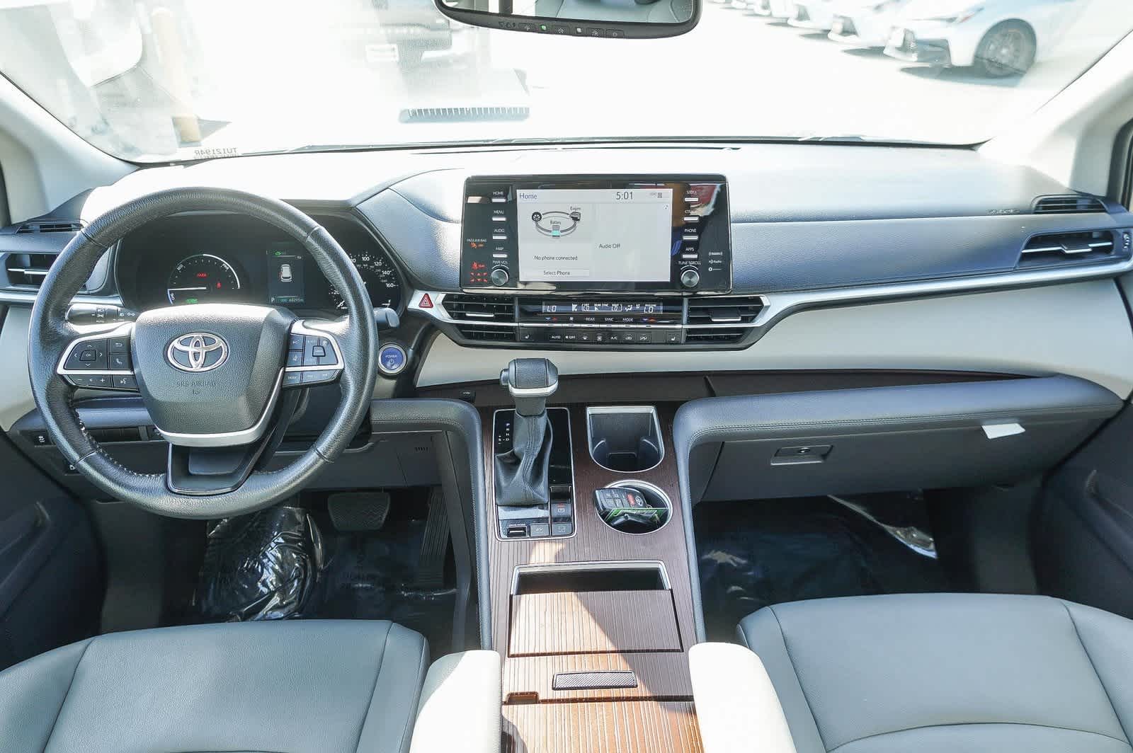 2023 Toyota Sienna XLE 13