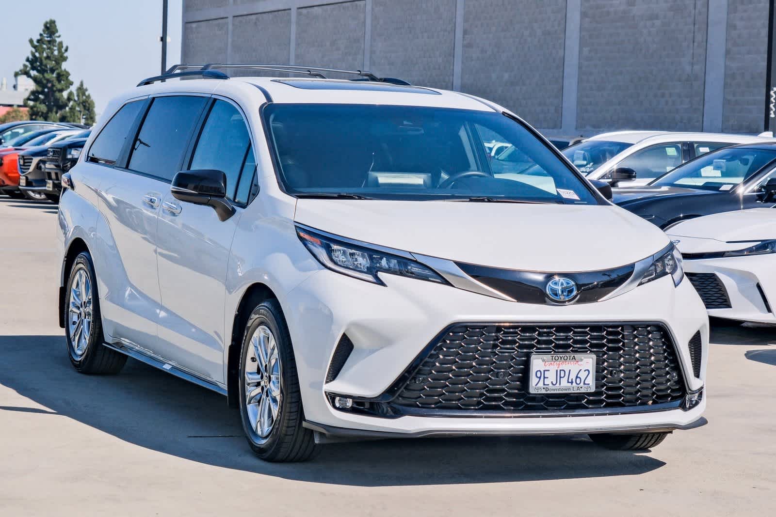 Thumbnail: 2023 Toyota Sienna - 3