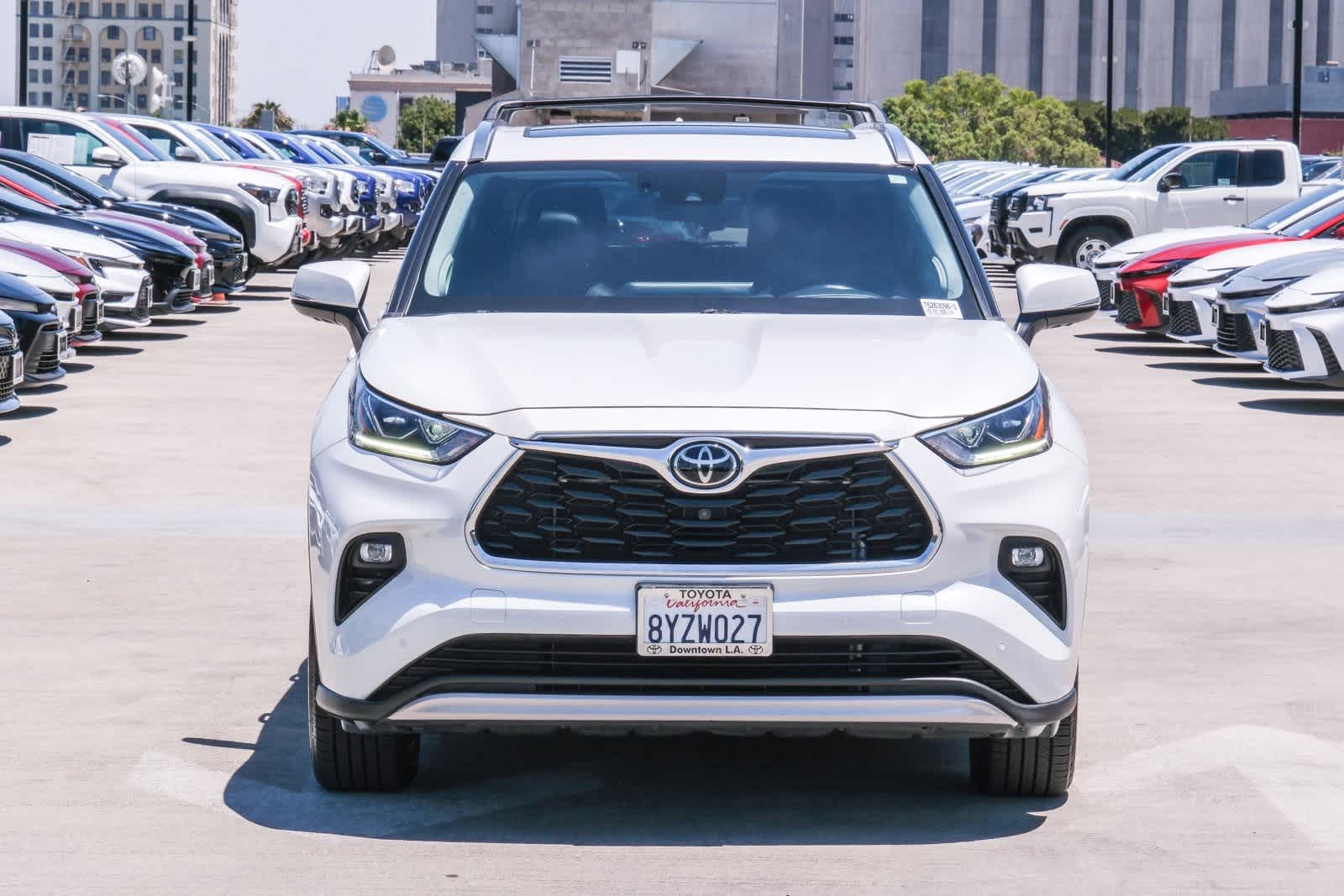 Thumbnail: 2022 Toyota Highlander - 3