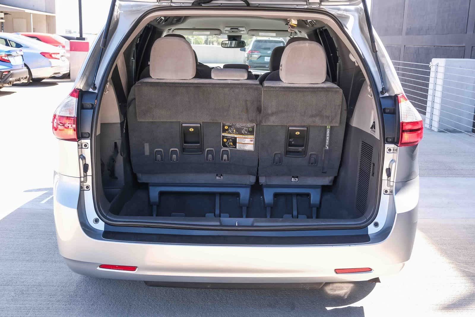 Thumbnail: 2019 Toyota Sienna - 28