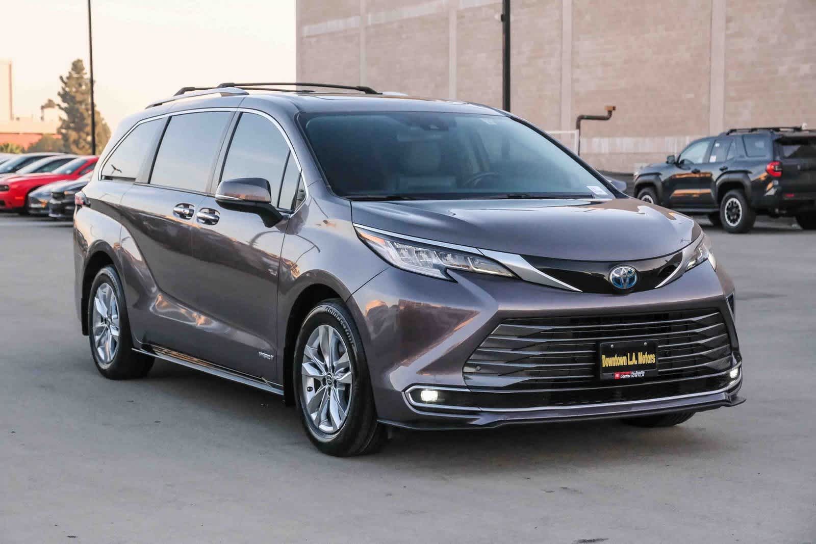 Thumbnail: 2021 Toyota Sienna - 3