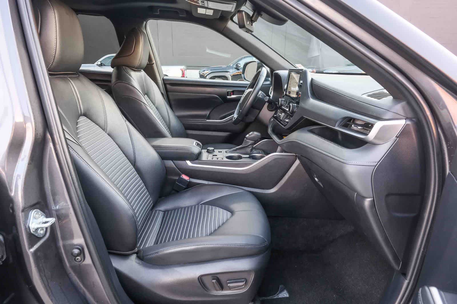 Thumbnail: 2025 Toyota Highlander - 15