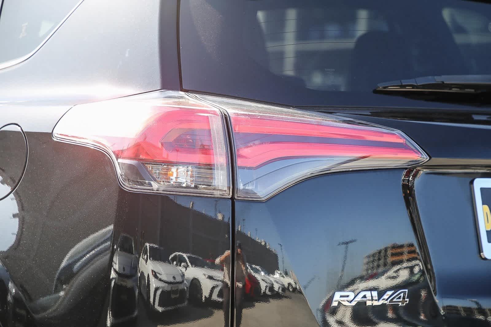 Thumbnail: 2018 Toyota RAV4 - 9