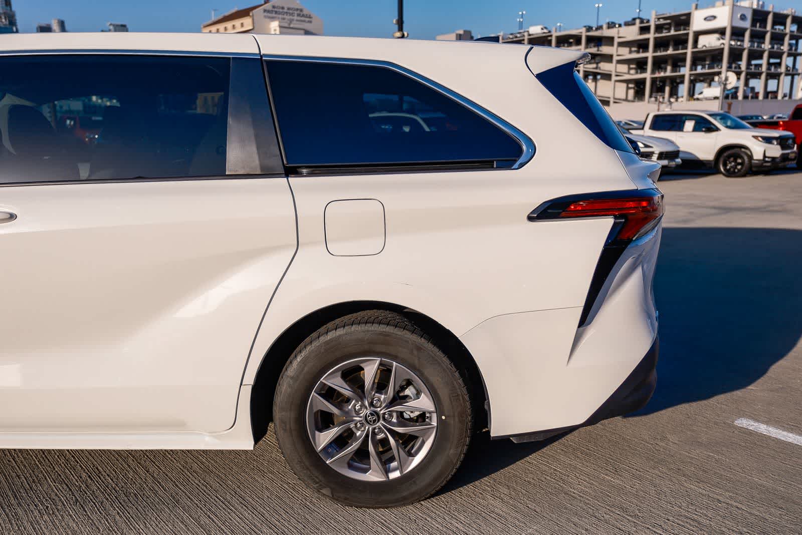 Thumbnail: 2021 Toyota Sienna - 8