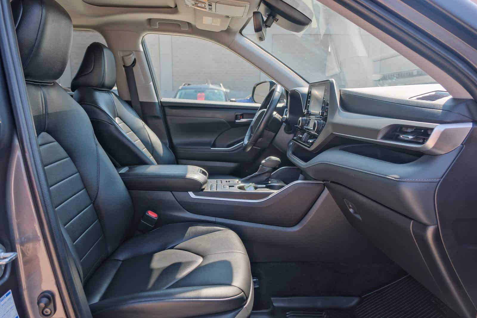 Thumbnail: 2022 Toyota Highlander - 17