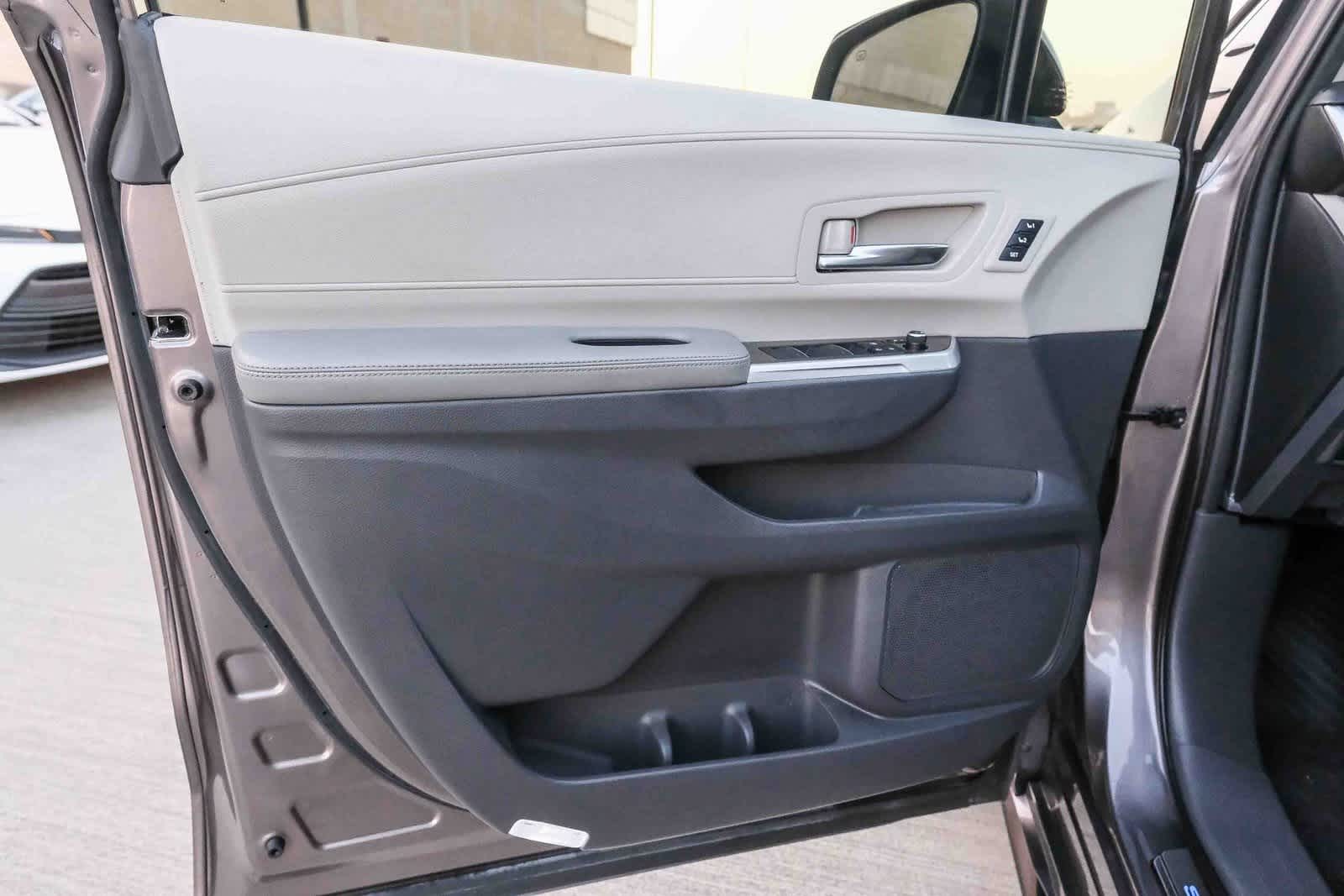 Thumbnail: 2021 Toyota Sienna - 24