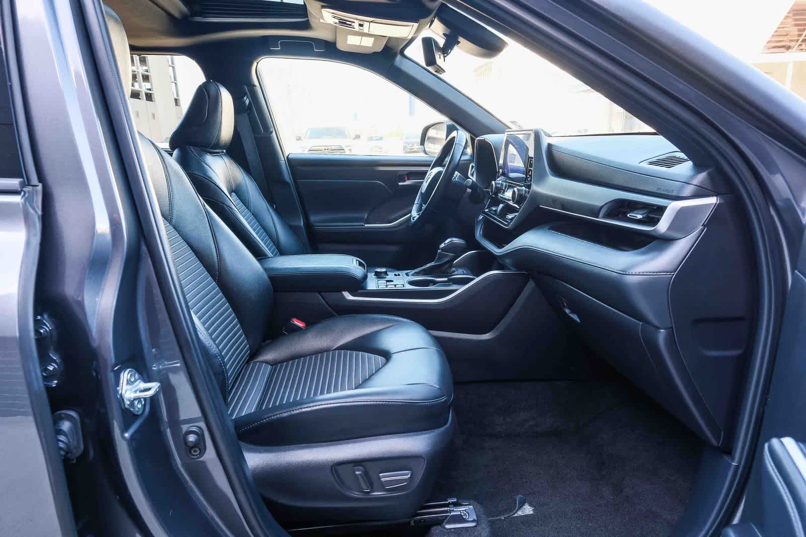 Thumbnail: 2025 Toyota Highlander - 16