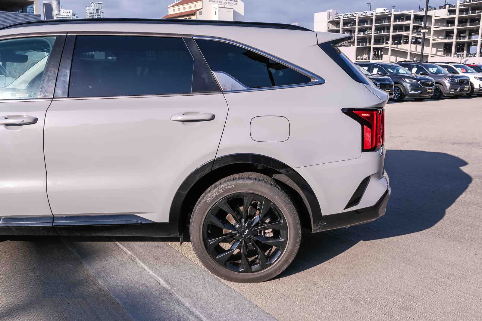Thumbnail: 2023 Kia Sorento - 8