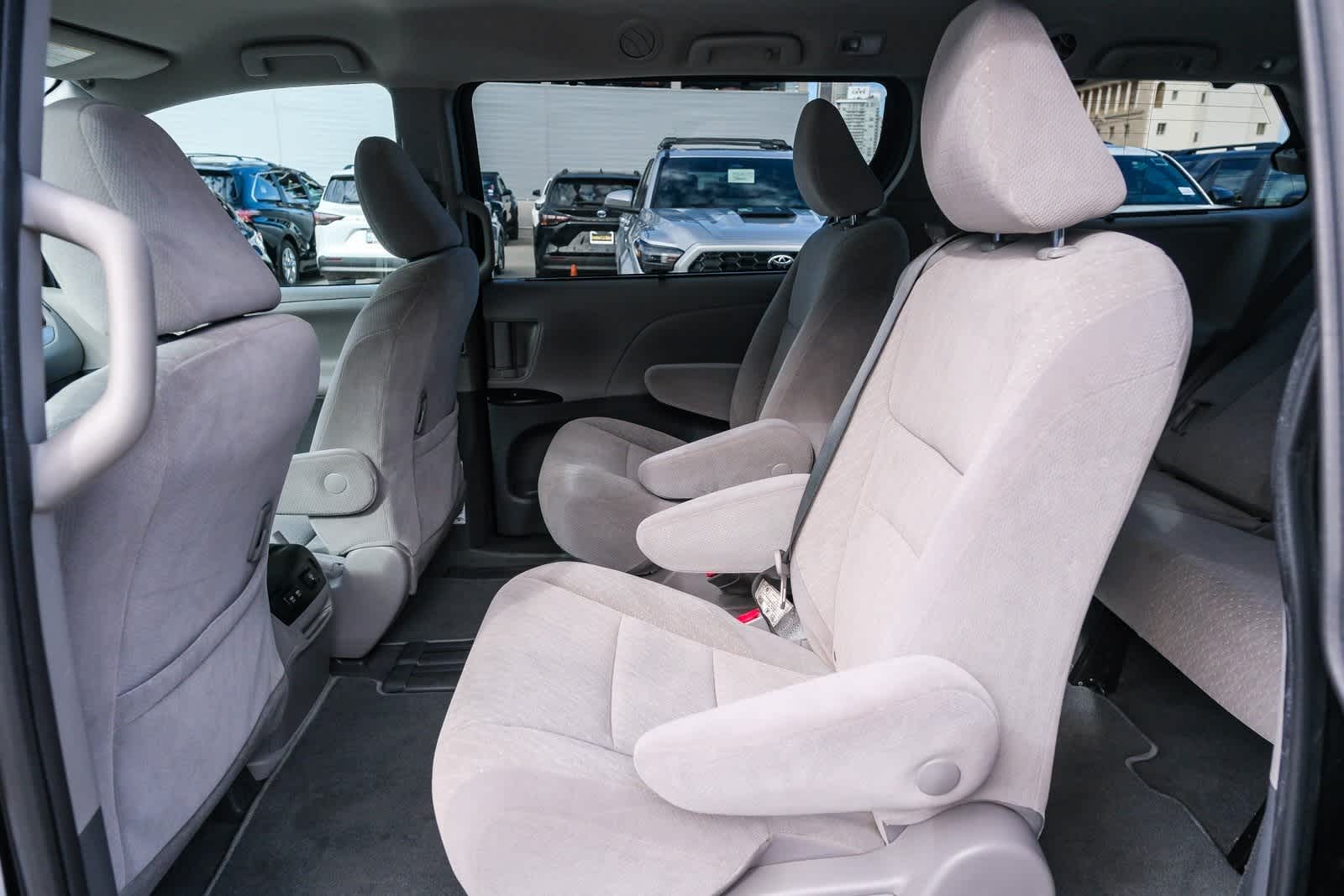 Thumbnail: 2020 Toyota Sienna - 19
