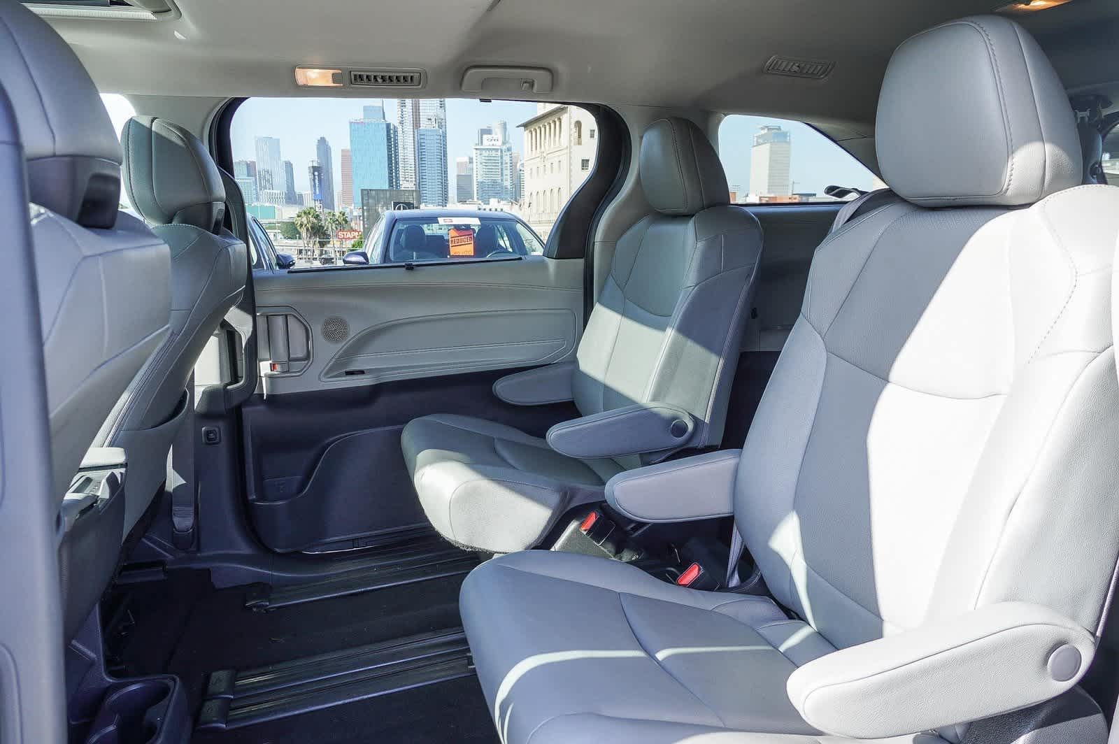 2023 Toyota Sienna XLE 17