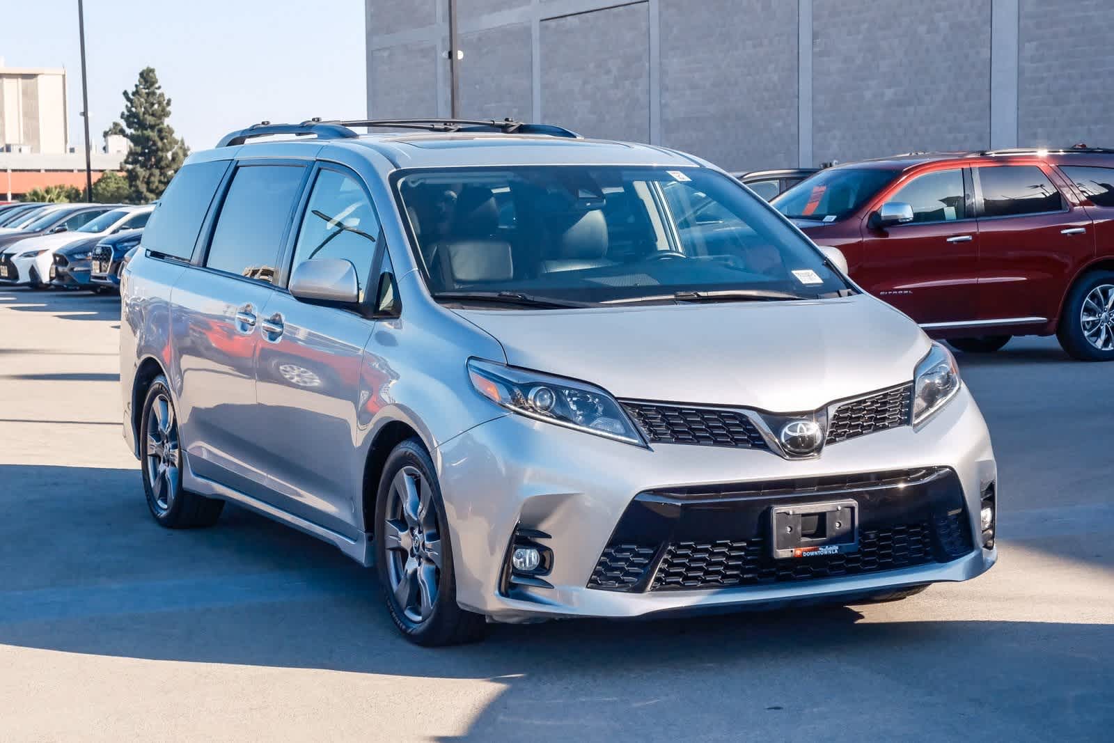 Thumbnail: 2019 Toyota Sienna - 3