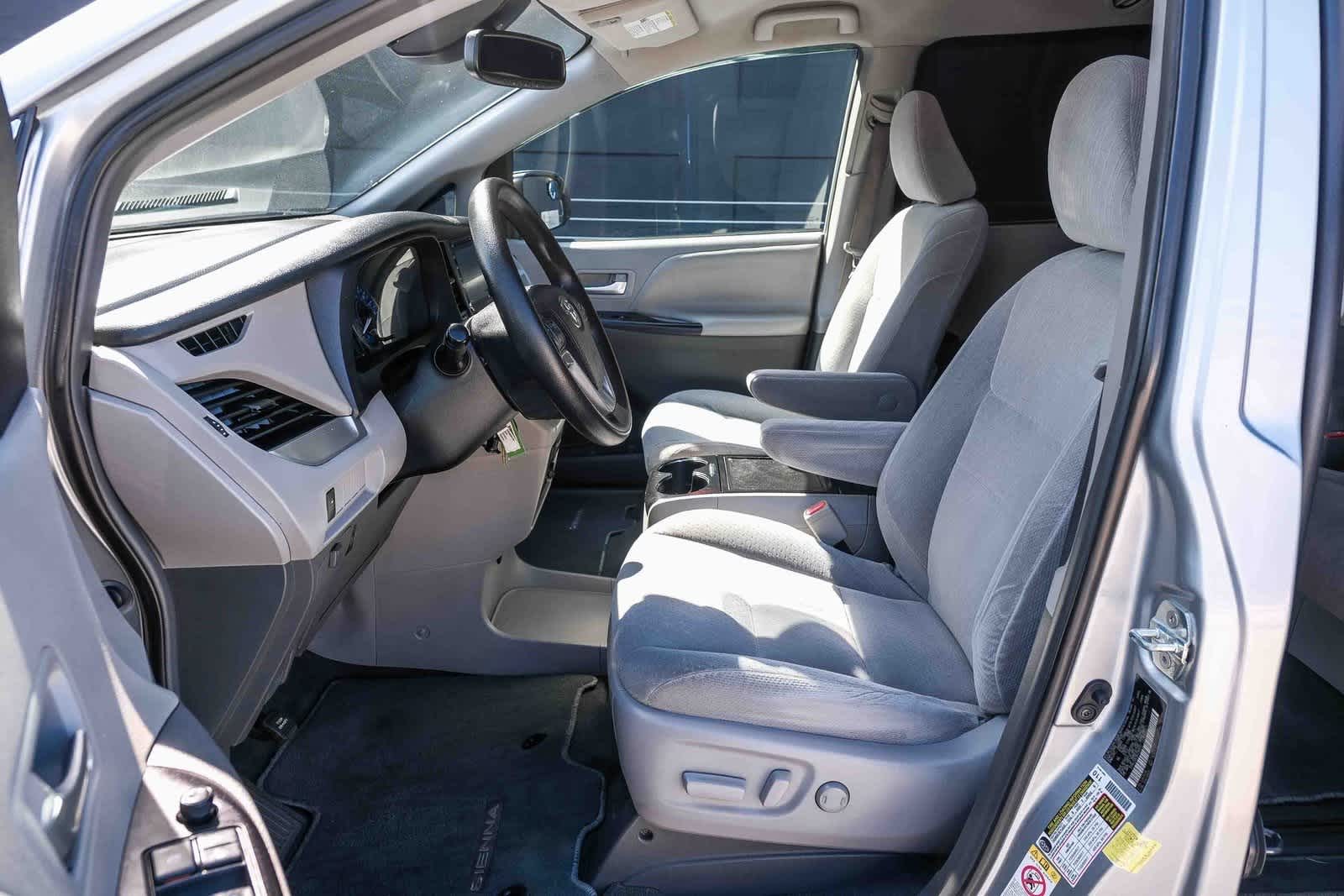 Thumbnail: 2019 Toyota Sienna - 20