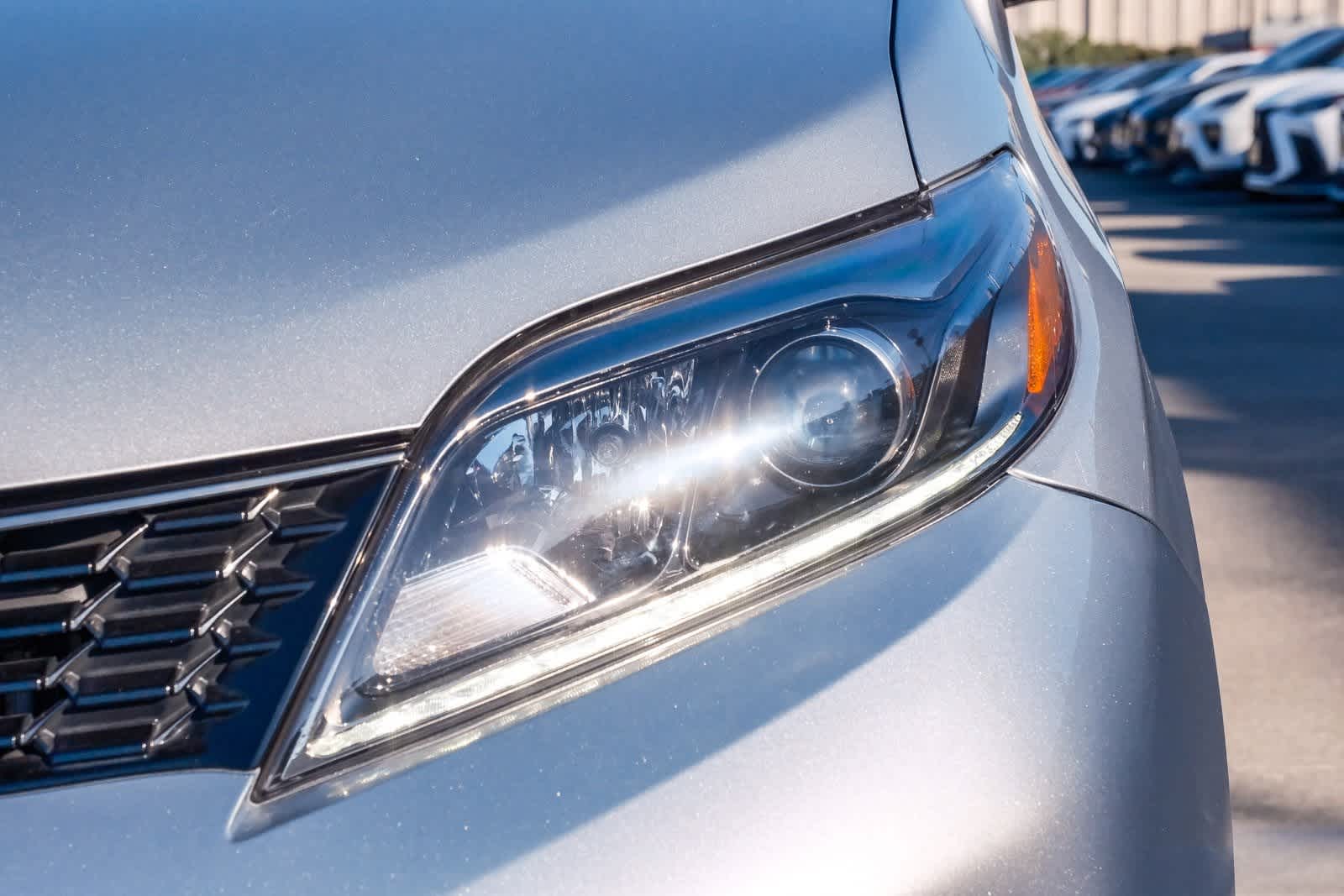 Thumbnail: 2019 Toyota Sienna - 11