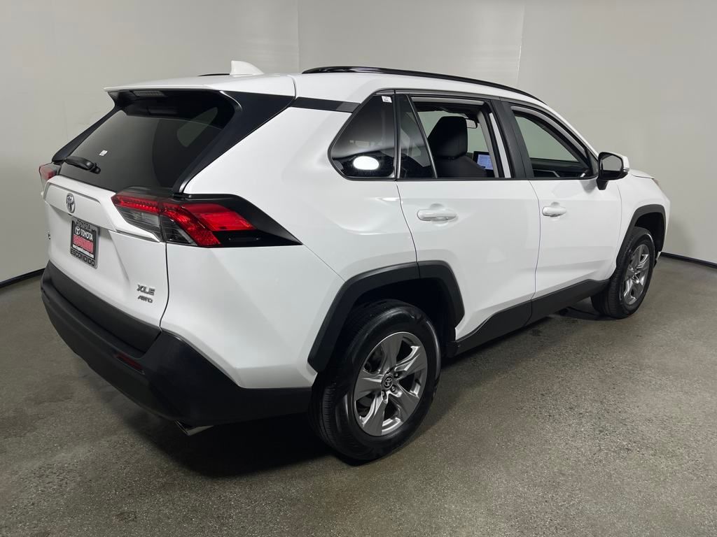 2024 Toyota RAV4 XLE photo 3