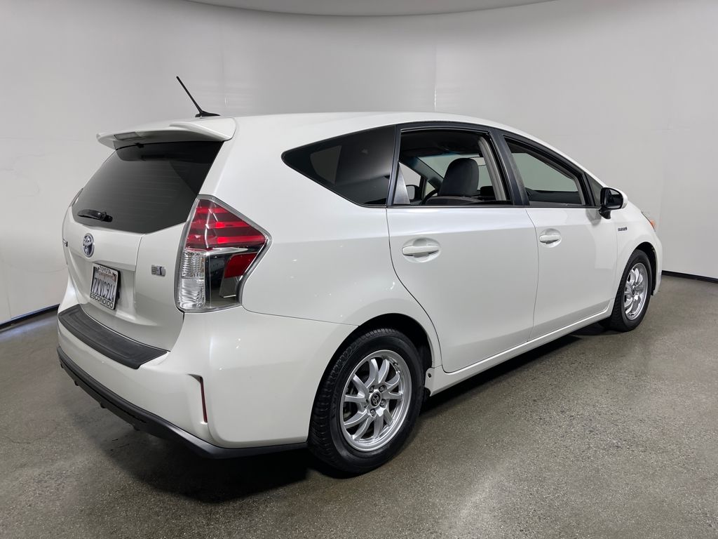 2017 Toyota Prius V photo 3