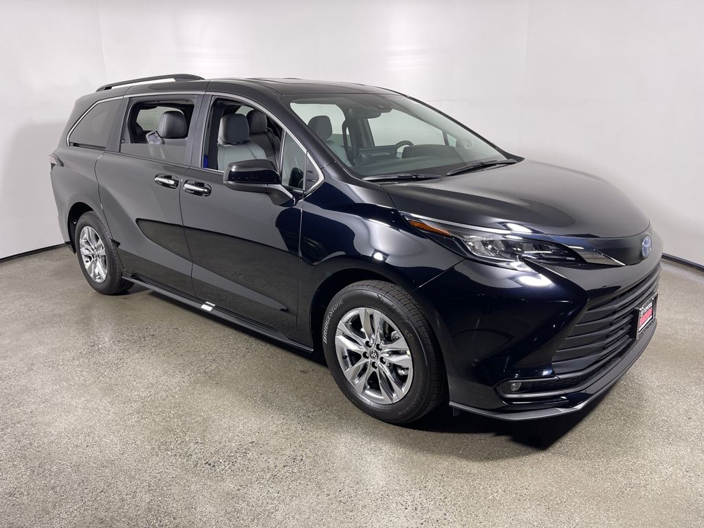 2025 Toyota Sienna XLE's photo