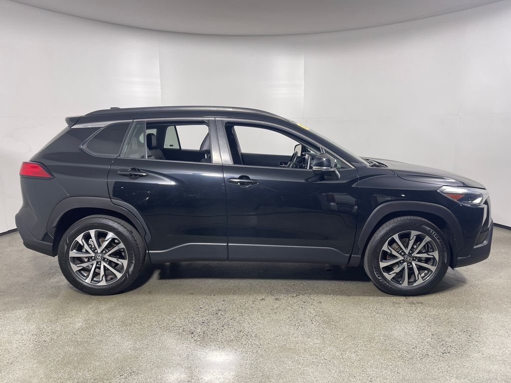 2022 Toyota Corolla Cross XLE photo 2