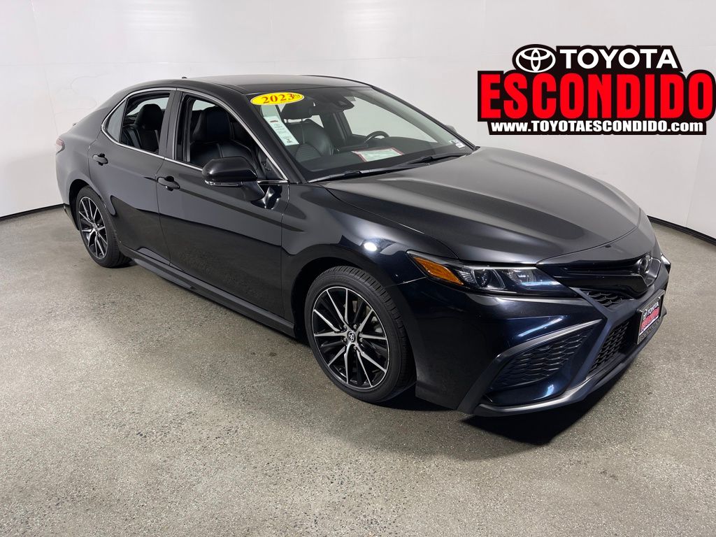 2023 Toyota Camry SE's photo