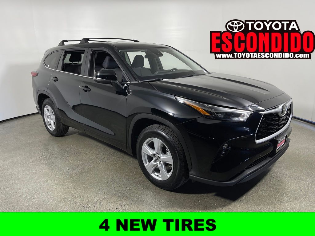 2023 Toyota Highlander LE's photo