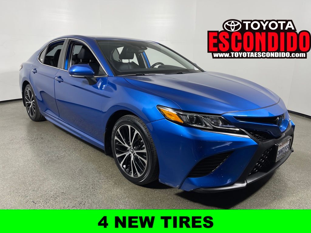 2020 Toyota Camry SE's photo