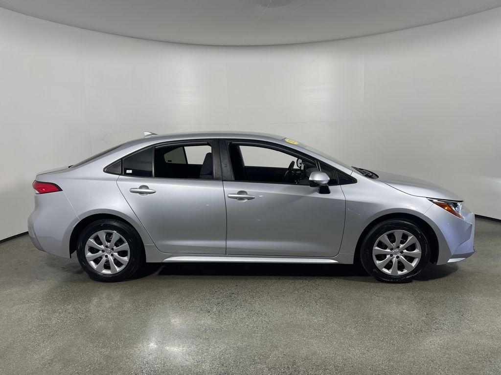 2023 Toyota Corolla LE photo 2