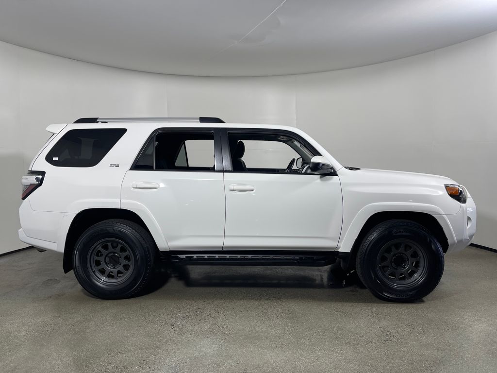 2019 Toyota 4Runner SR5 photo 2