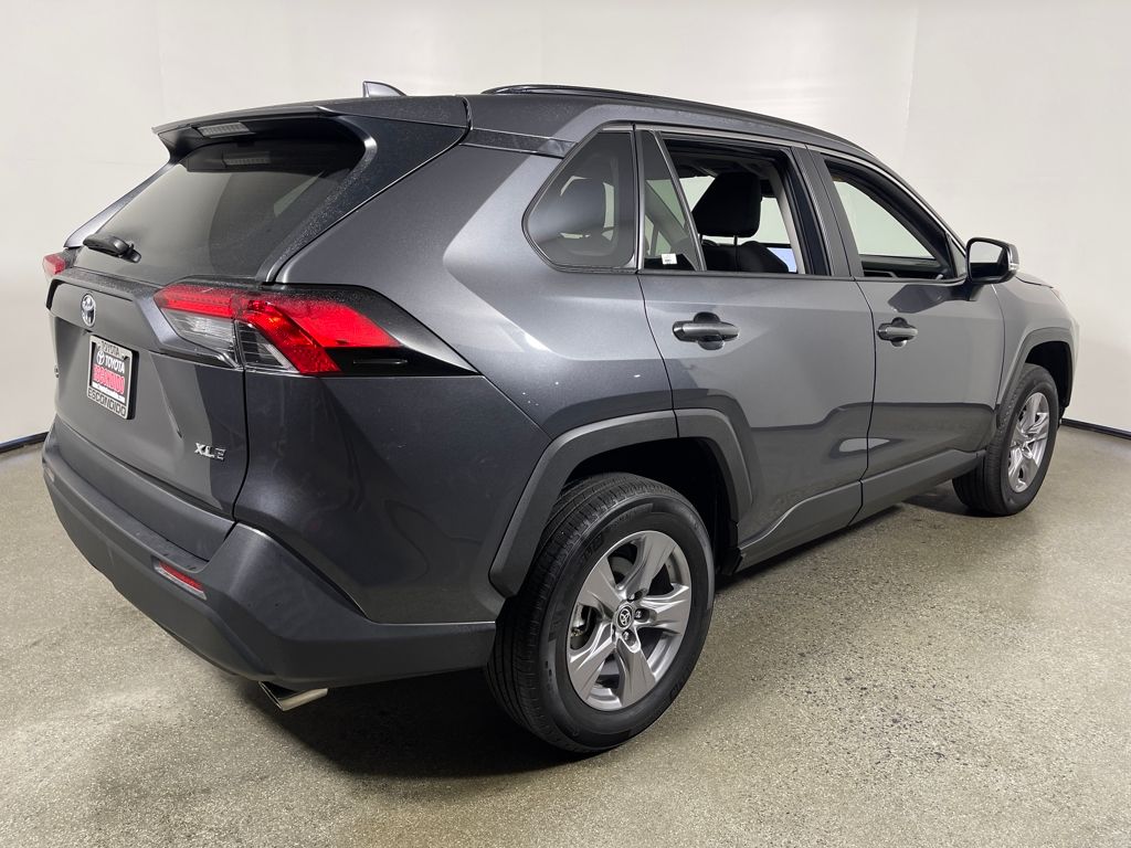 2024 Toyota RAV4 XLE photo 3