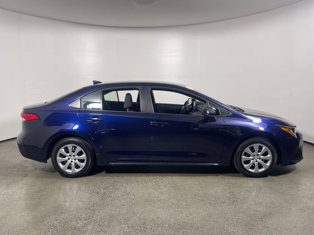 2023 Toyota Corolla LE photo 2