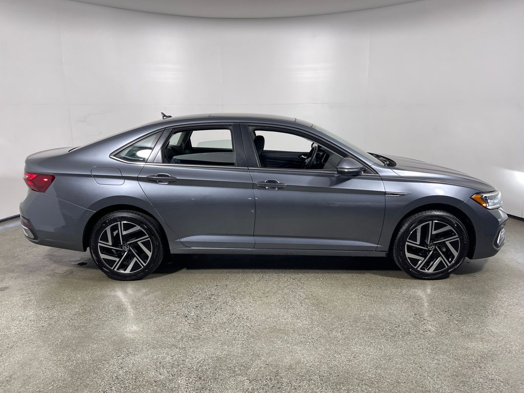 2022 Volkswagen Jetta 1.5T SEL photo 2