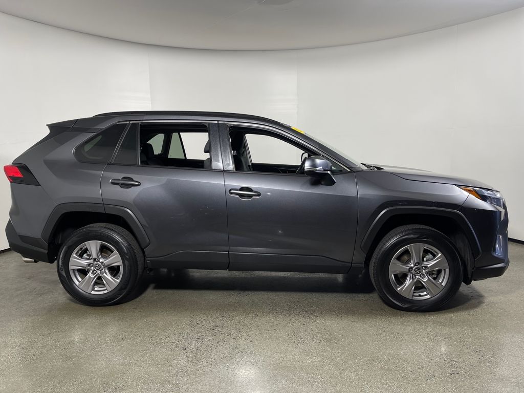 2024 Toyota RAV4 XLE photo 2